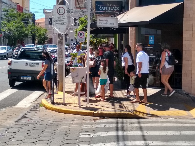 Comércio de Penápolis abre até às 16h nesta sexta-feira