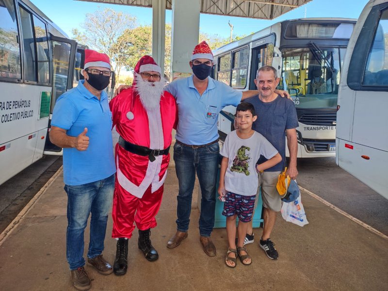 Crianças são surpreendidas com Papai Noel no Transporte Coletivo