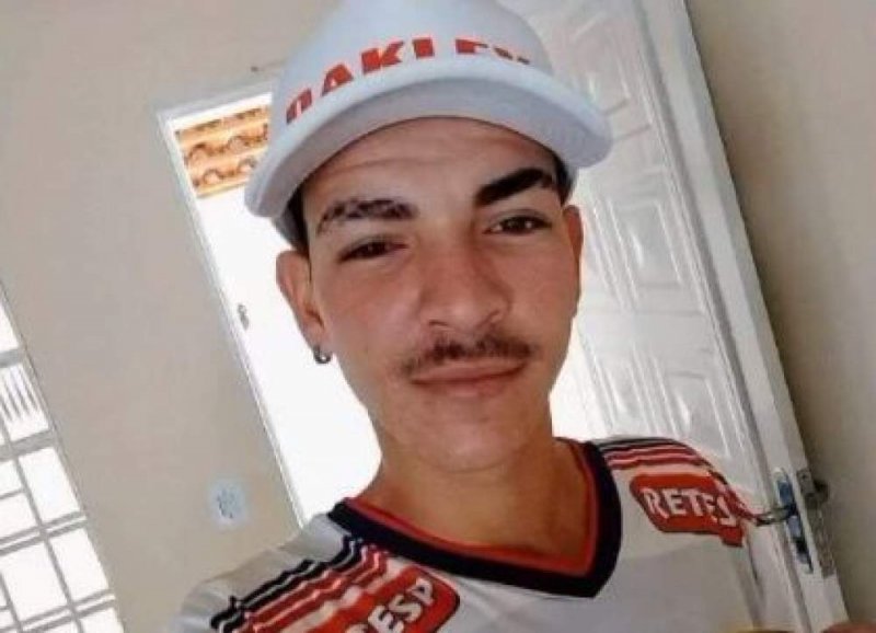 Jovem morre após bater moto contra poste
