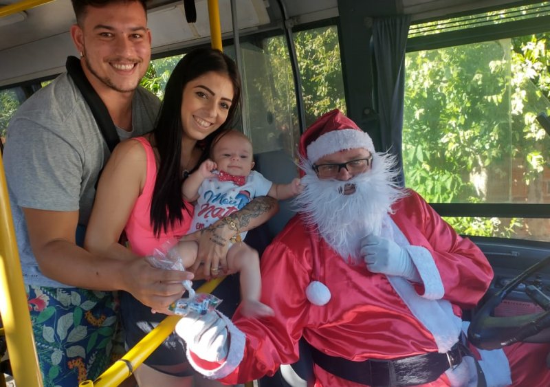 Papai Noel surpreende crianças no Transporte Coletivo na cidade