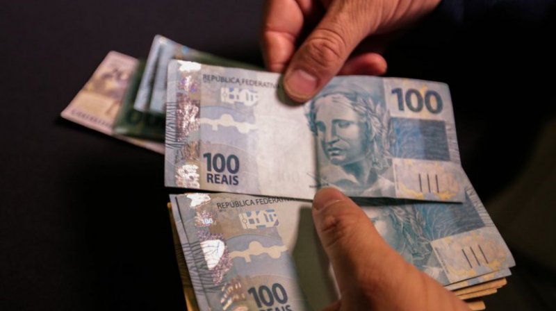 Trabalhadores passam a receber salário mínimo de R$ 1,2 mil