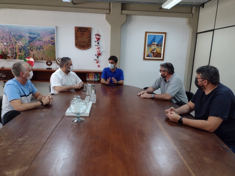 Combate à Covid: Administração discute medidas preventivas no comércio penapolense