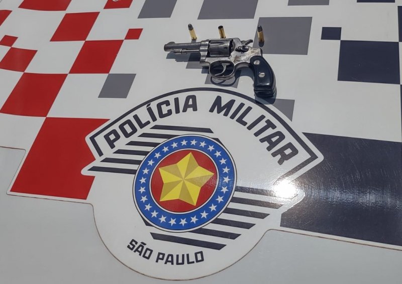 Lavrador é detido após ser flagrado com revólver