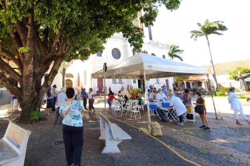 Plantão: Penápolis vacina 560 pessoas contra Covid em 5h
