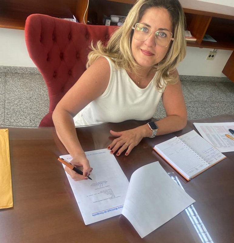 Mirela Fink assume cargo interino de prefeita