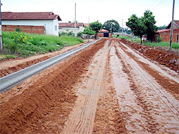 Obras executa guias e sarjetas no Pereirinha e Haroldo Camilo