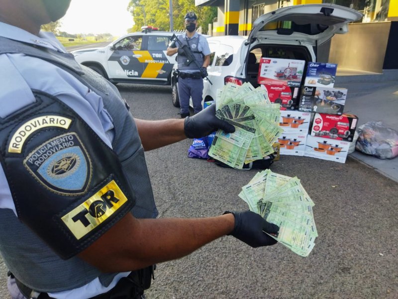 TOR prende trio com documentos falsos em rodovia