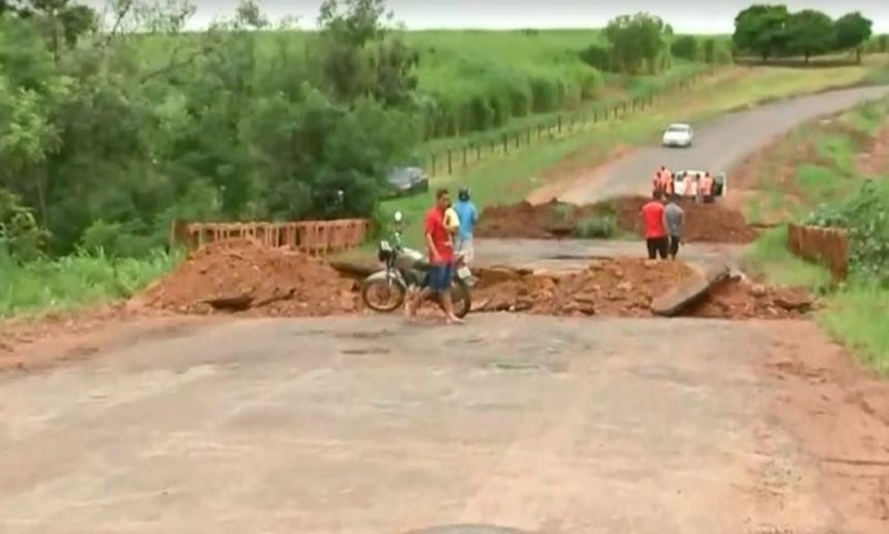 Estrada vicinal é interditada após ponte ceder em Luiziânia