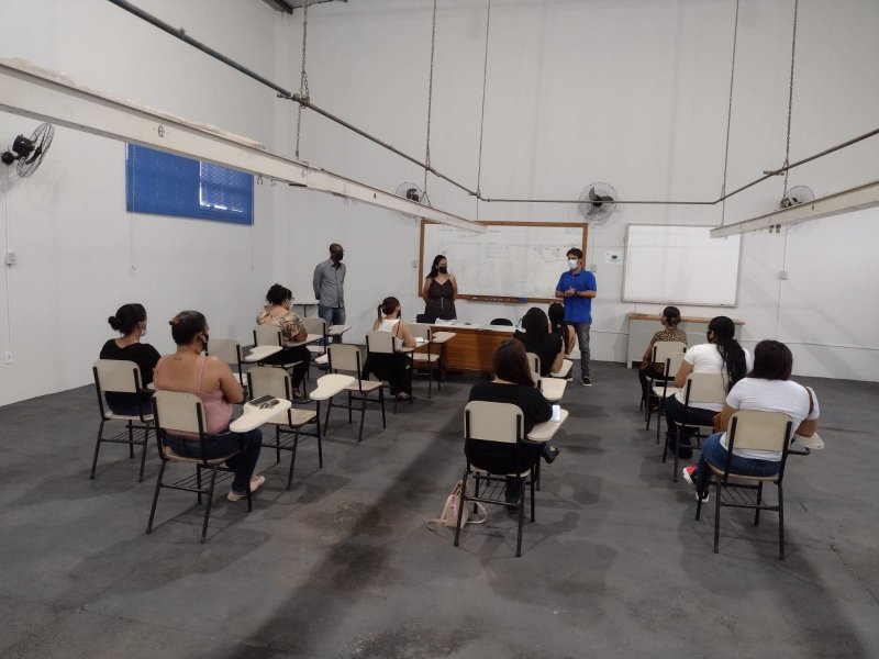Curso de esmaltação em gel reúne 18 participantes