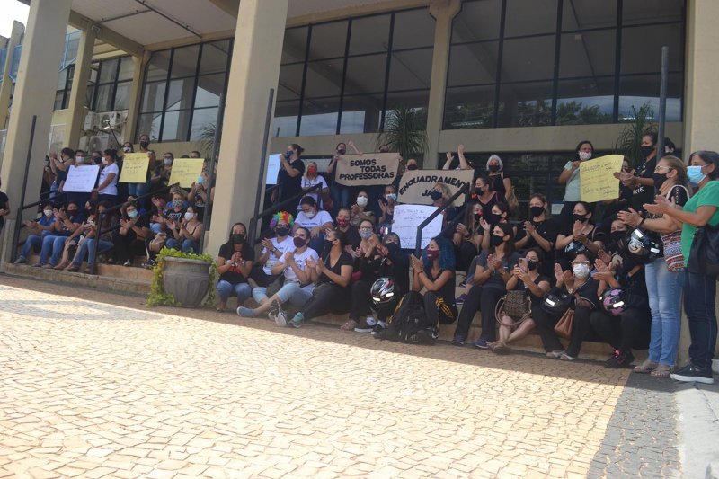 Manifestação em Penápolis: Educadoras cobram melhorias para a categoria 