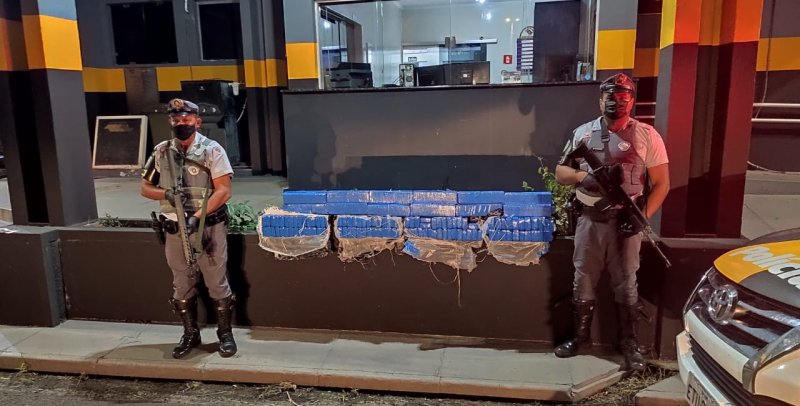Dupla é presa com 145 tijolos de maconha em veículo em rodovia