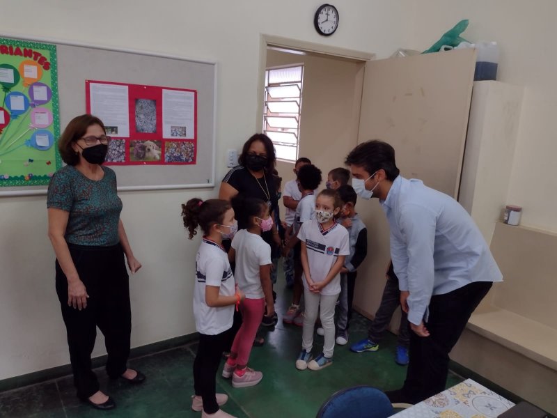 Educação: Prefeito visita unidades e acompanha volta às aulas