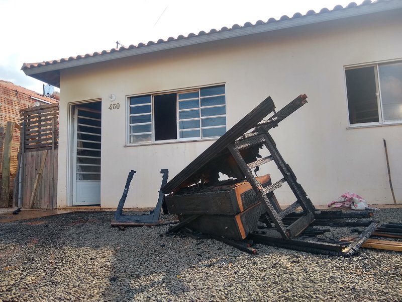 Casa é destruída por incêndio