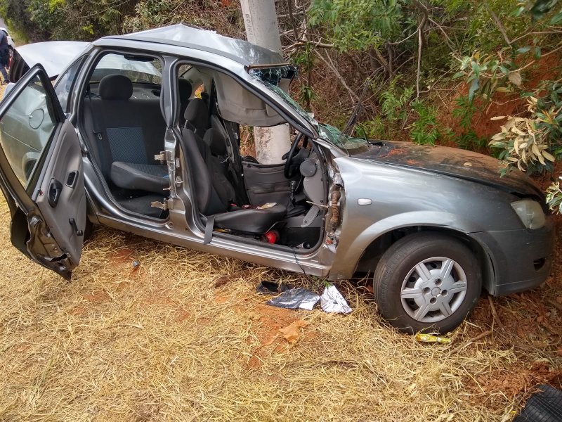 Homem morre após bater carro contra poste