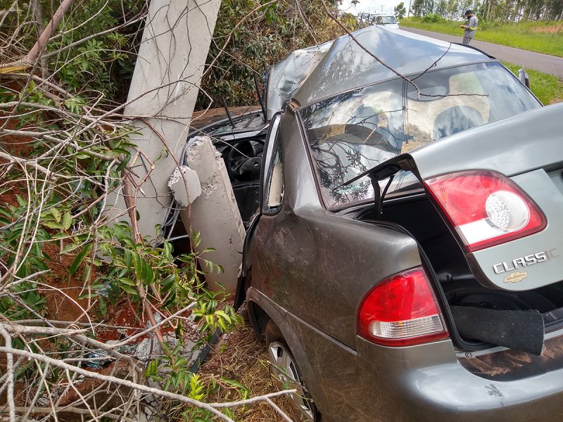 Homem morre ao bater carro em poste na Armando Egreja