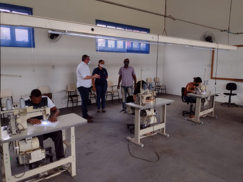 Oportunidade: Alunos iniciam curso gratuito de Costura Básica