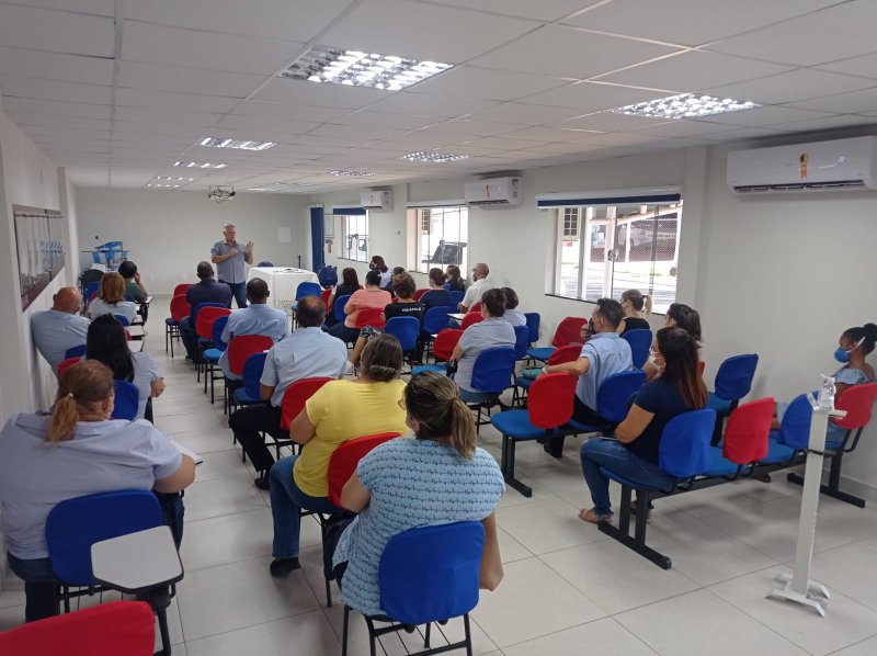 Servidores participam de palestra sobre humanização