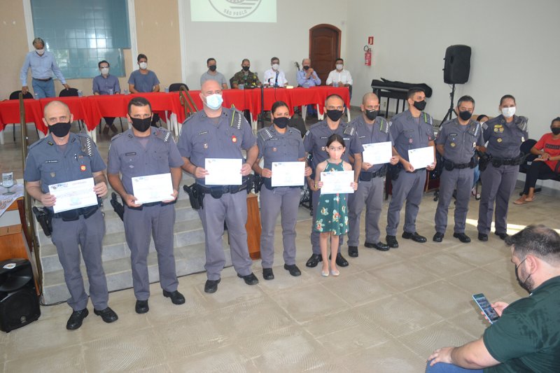 Policiais militares são homenageados