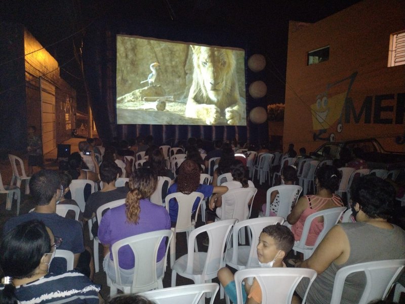 Comunidade do Jardim Tropical prestigia o projeto Cine Família