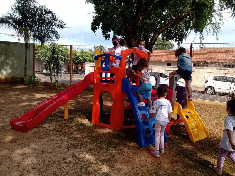 Educação investe mais de R$ 1,7 milhão em mobiliários e equipamentos para as escolas