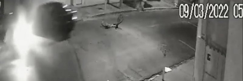 Jovem fica ferida após ser atropelada em avenida