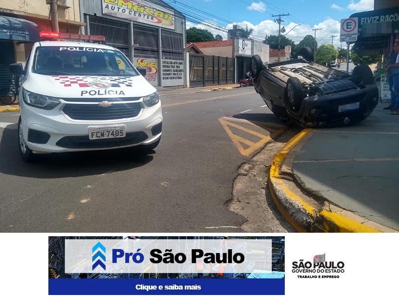 Carro capota no centro de Penápolis após colisão em cruzamento