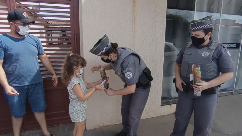 Policiais salvam menina de 5 anos engasgada