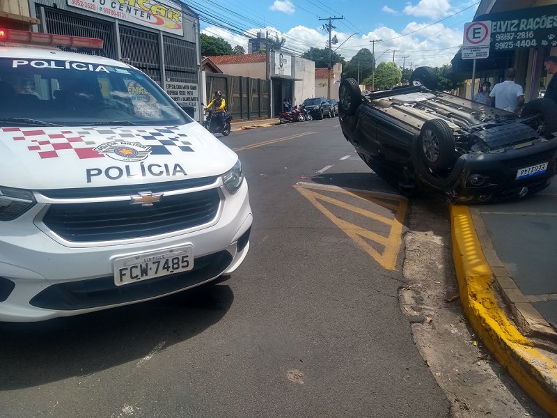 Carro capota após colisão no centro de Penápolis 