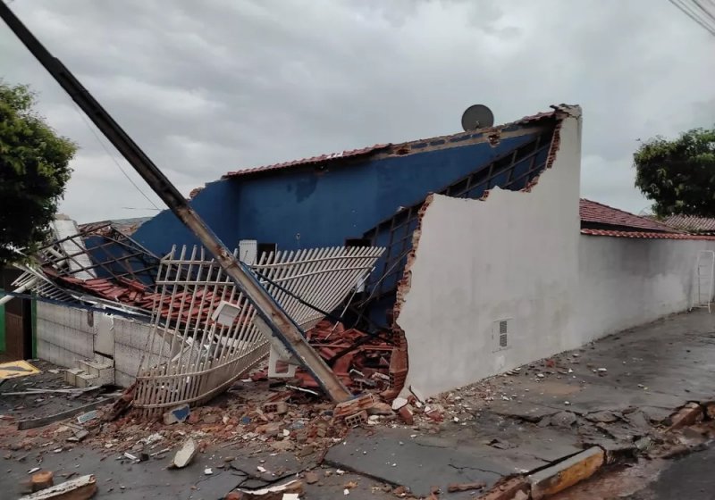 Caminhão bate em poste e destrói varanda de residência