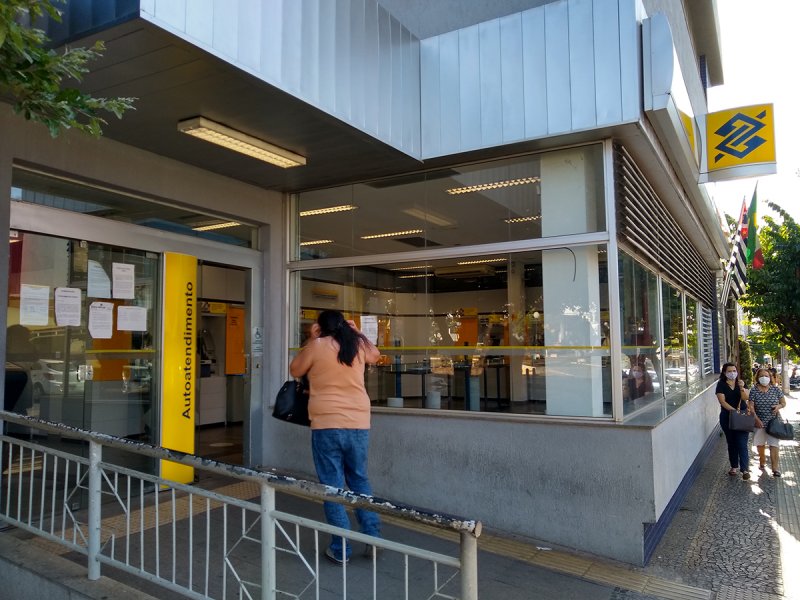 Agências bancárias: Projeto aumenta valor de multas para demora em filas
