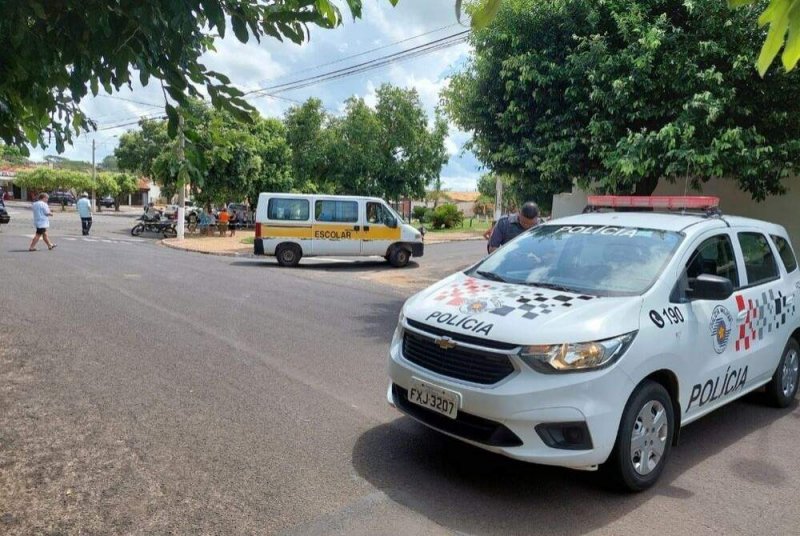 Menina de 4 anos morre ao ser atropelada por van escolar