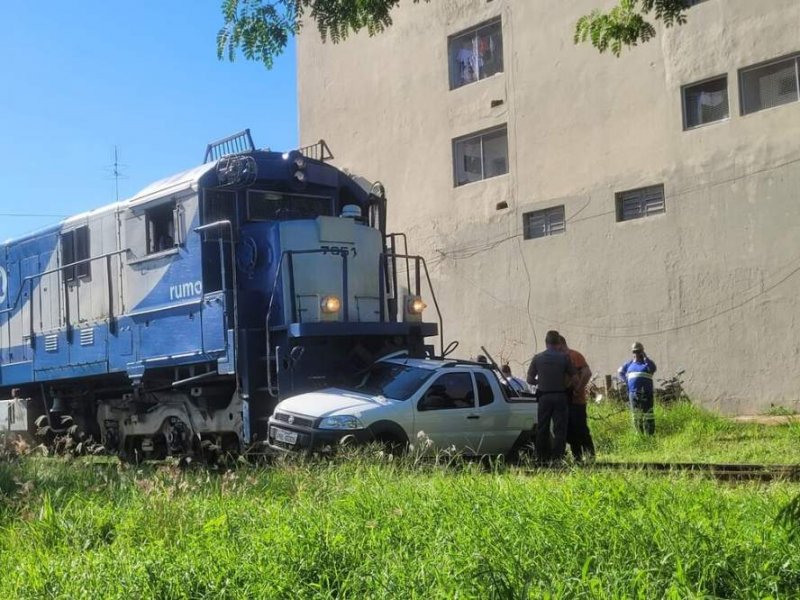 Trem atinge picape em linha férrea na região