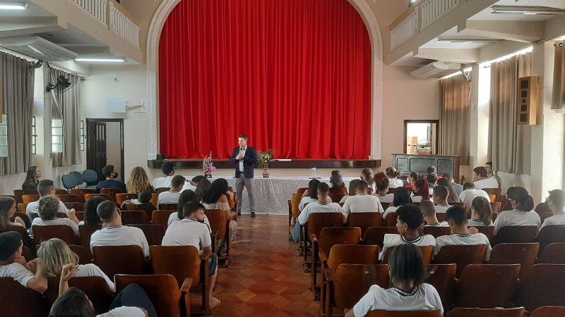 Projeto orienta jovens do Ensino Médio ao mercado de trabalho