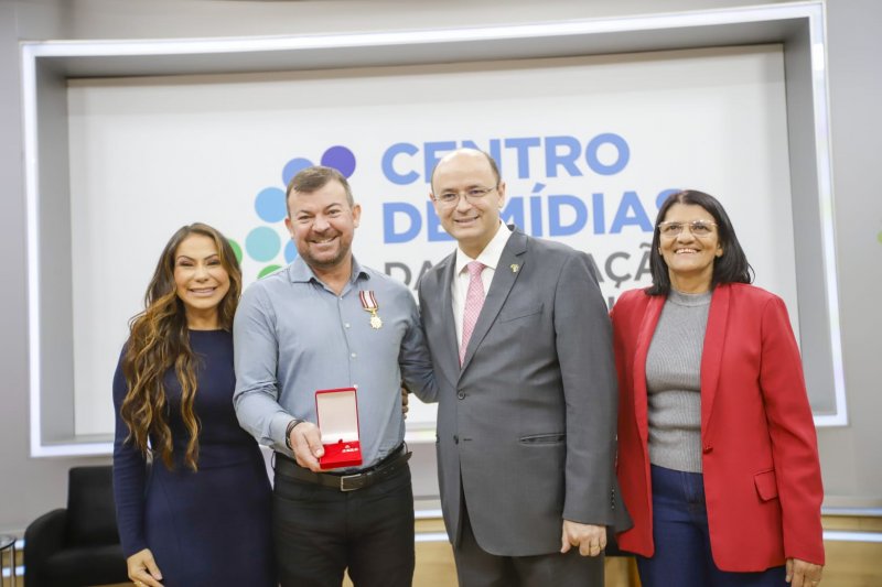 Medalha MMDC: Dirigente de Ensino, Lucinei Euzébio, é homenageado