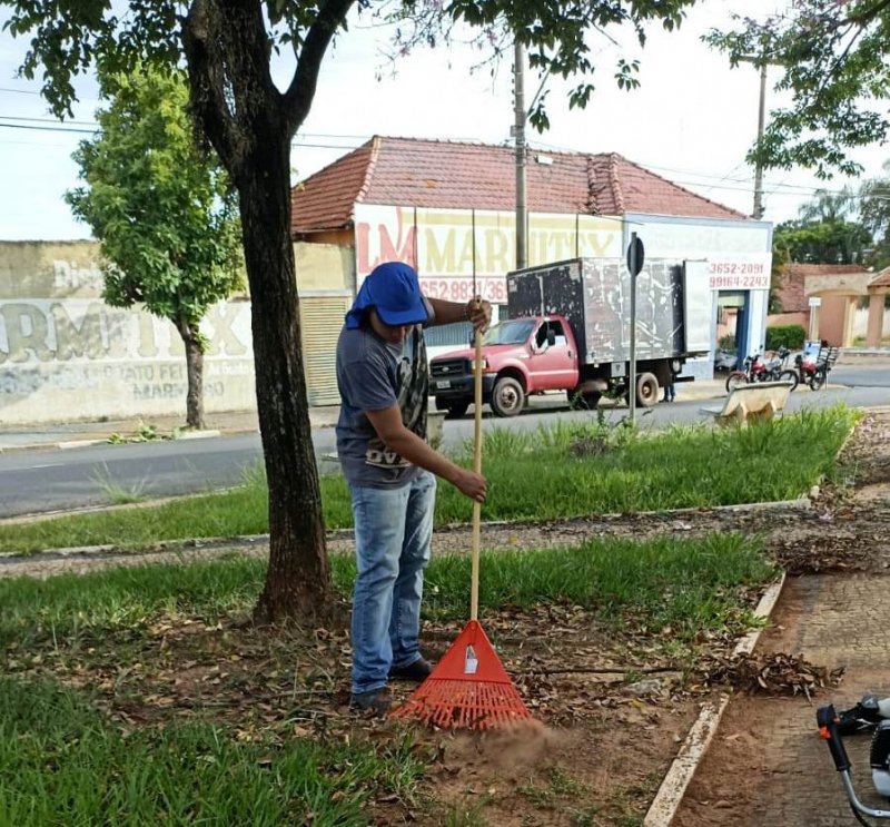 Parceria entre Agricultura e Comunidade Terapêutica garante limpeza de praça