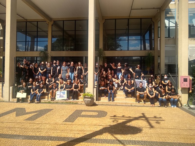 Menos 15%: Professores da rede municipal de ensino manifestam contra corte salarial