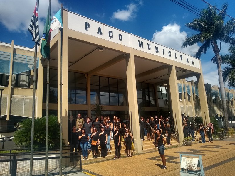 Professores municipais fazem manifesto contra corte salarial em Penápolis
