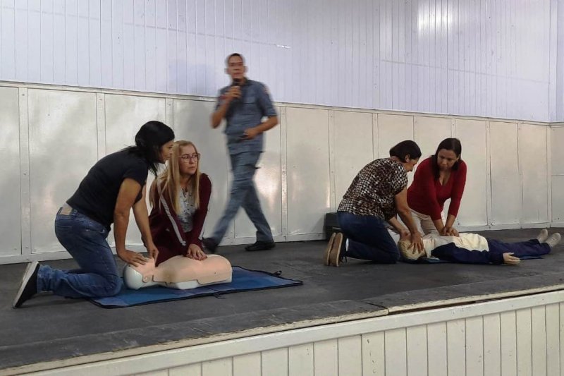 Educação Profissionais fazem treinamento de primeiros socorros