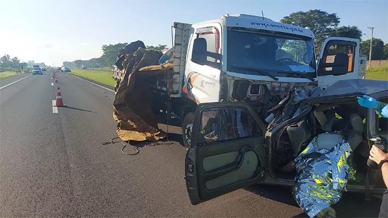 Homem morre após bater carro em caminhão ao dirigir na contramão na Marechal Rondon