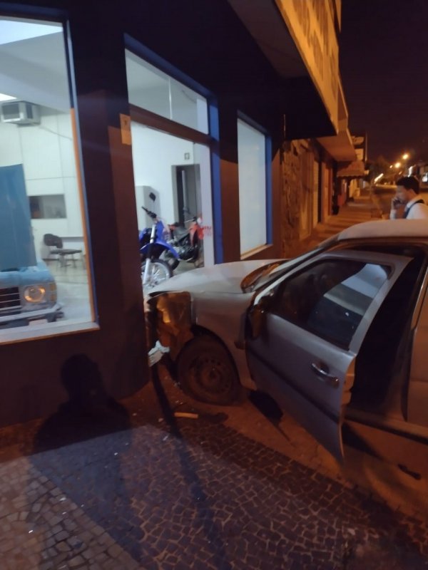 Jovem usa carro furtado para invadir loja de motos
