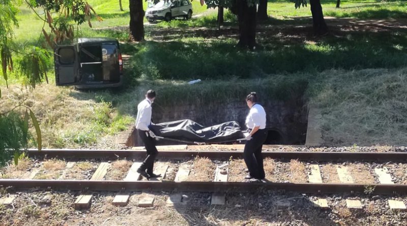 Polícia encontra corpo de homem carbonizado