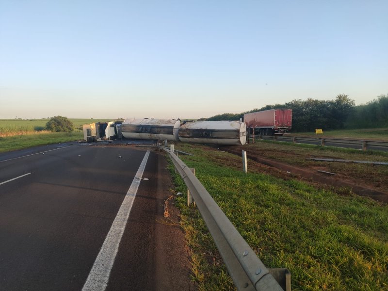 Caminhão com óleo diesel tomba na Rondon