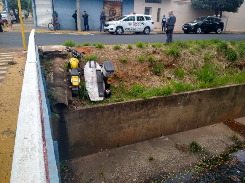 Condutor perde controle da moto e cai no córrego Maria Chica