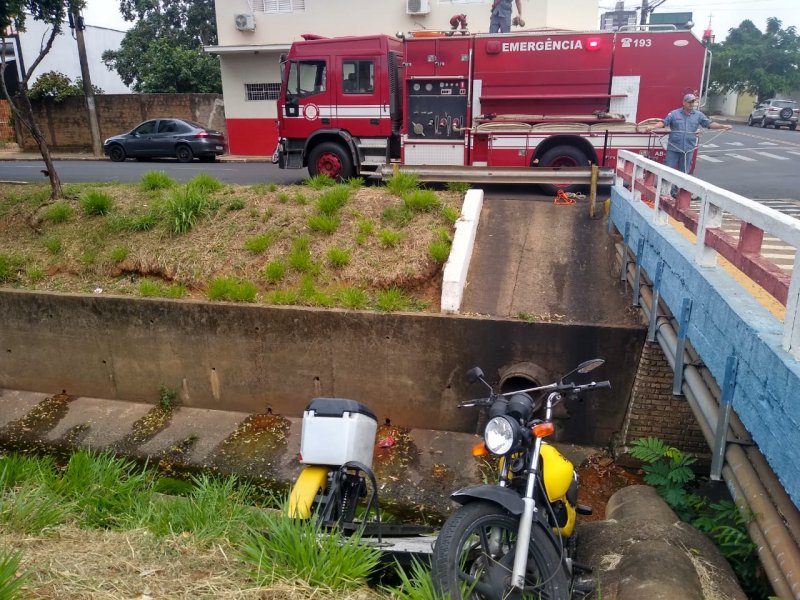 Motociclista cai no córrego Maria Chica