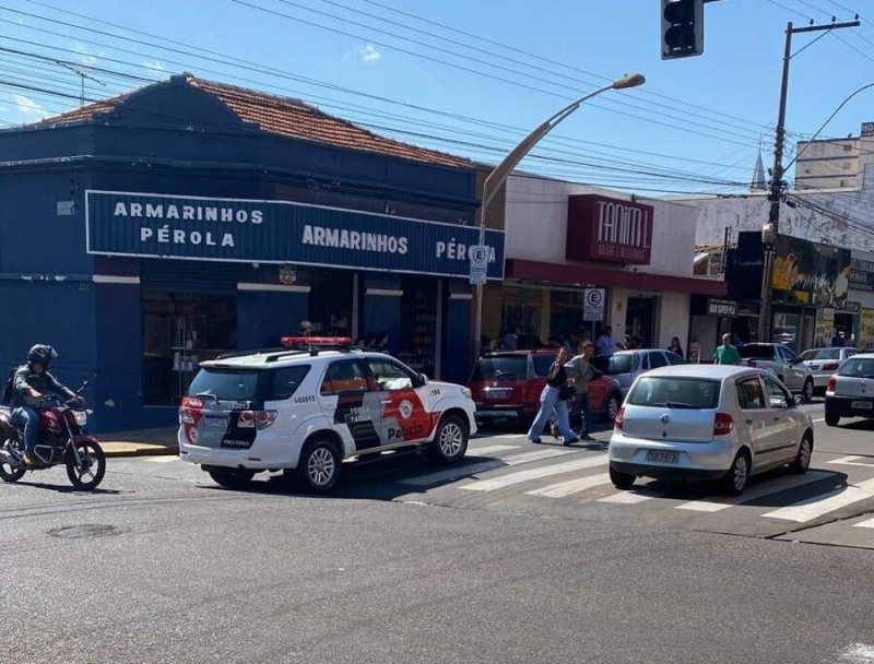 Bandido rouba malote e deixa dois feridos com tiros no centro de Birigui