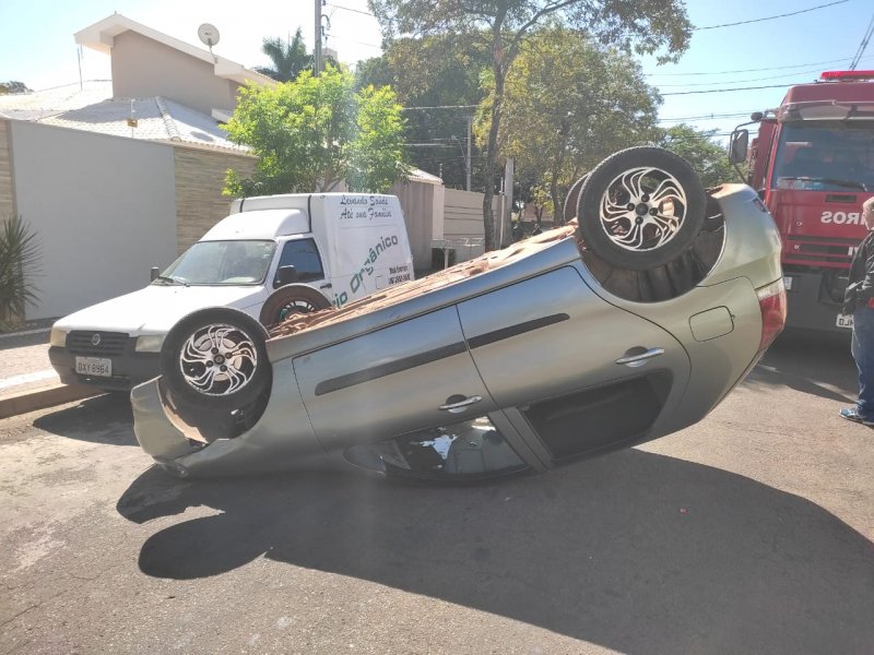 Veterinária capota carro no Residencial Village em Penápolis