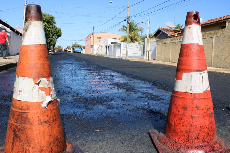 Rua Enio Soliani, no Centro, recebe recapeamento asfáltico 