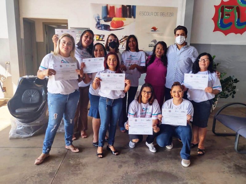 Capacitação: Formandas do curso de Cabeleireiro recebem certificados