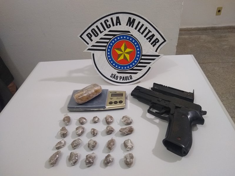 Policiais da Rocam prendem jovem com droga e réplica de pistola