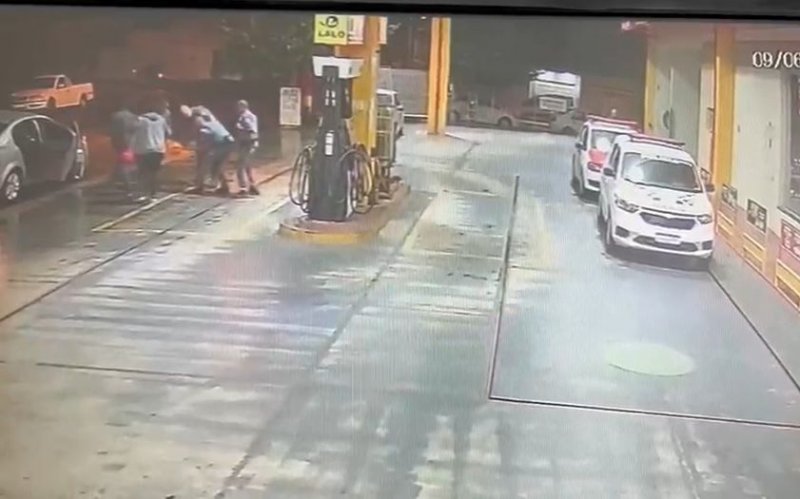 Policiais salvam criança engasgada com pedaço de salgadinho